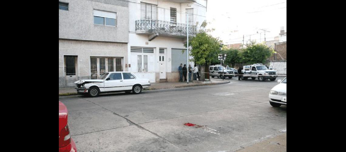 El homicidio ocurriÃ³ en Belgrano a metros de Lamadrid donde minutos antes habÃ­an chocado dos automÃ³viles Fotos- Claudio MartÃ­nez 