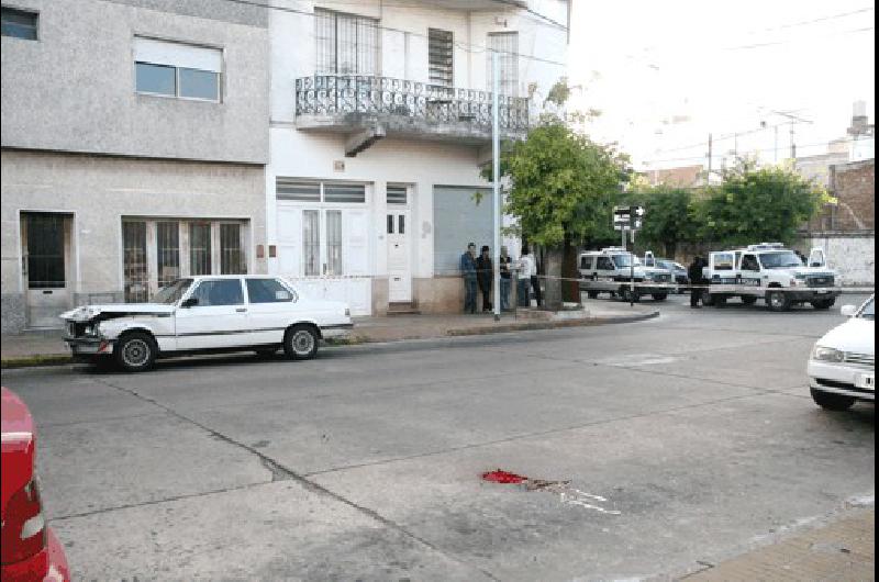 El homicidio ocurriÃ³ en Belgrano a metros de Lamadrid donde minutos antes habÃ­an chocado dos automÃ³viles Fotos- Claudio MartÃ­nez 