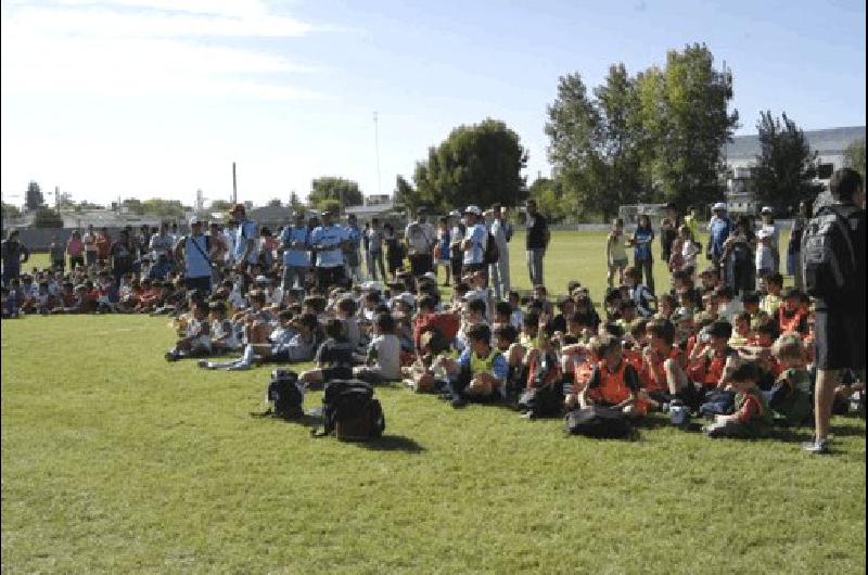 MÃ�s de 350 chicos de Racing Ingeniero La Colina sumados a los de Laprida OlavarrÃ­a Loma Negra San Jorge y Pringles disputaron el encuentro de escuelitas 