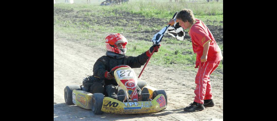 Hermanos ganadores Marcos celebra con Marcelo su victoria en Senior 125 cc Fotos Miguelangel 