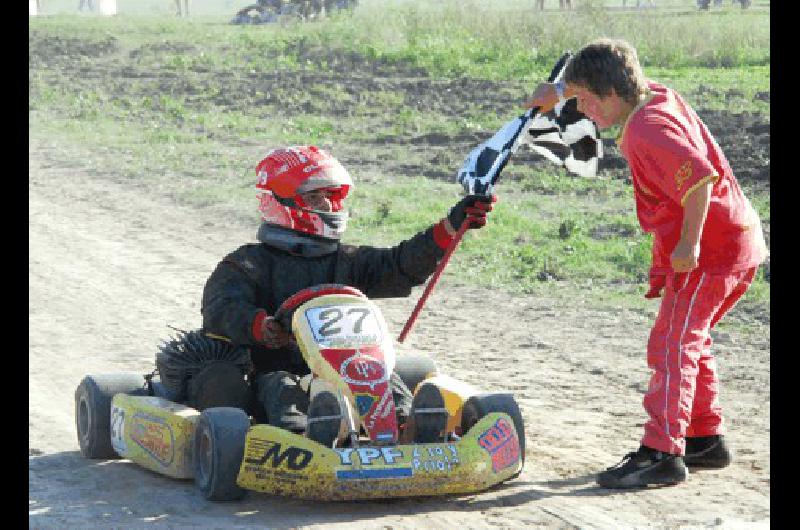 Hermanos ganadores Marcos celebra con Marcelo su victoria en Senior 125 cc Fotos Miguelangel 