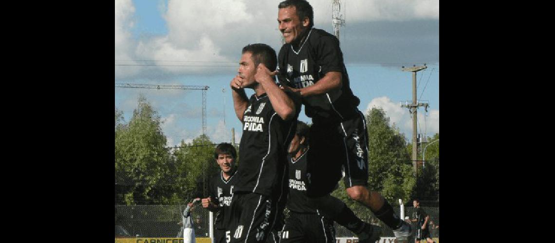 Festejo a lo Riquelme ante su gente de Juanjo Bertolotto luego de su golazo Agencia 