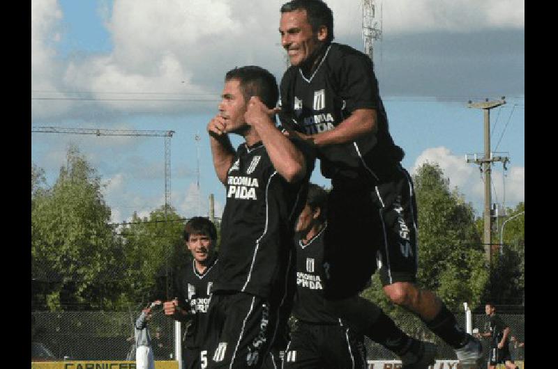 Festejo a lo Riquelme ante su gente de Juanjo Bertolotto luego de su golazo Agencia 