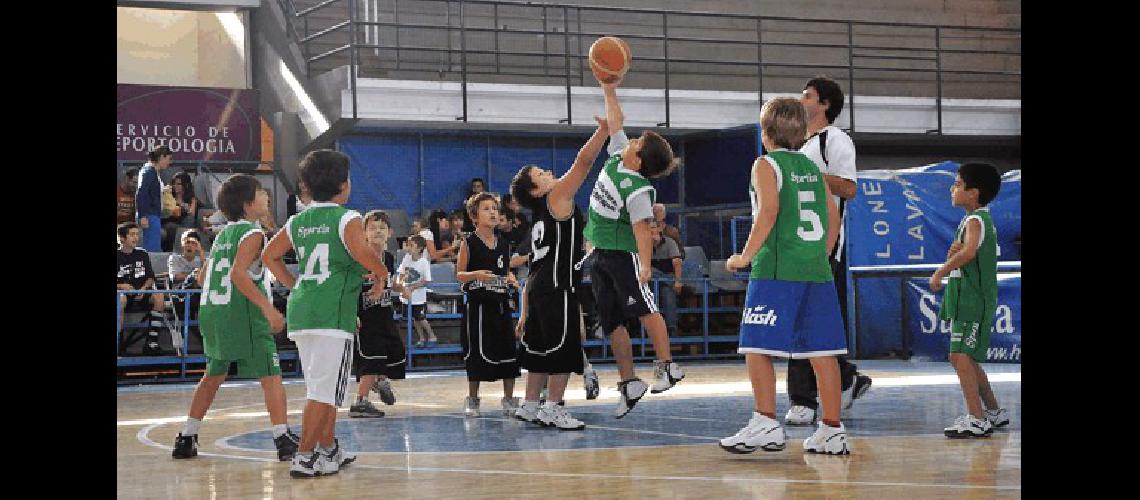 Los chicos disfrutaron del deporte y el encuentro social en el Maxi Gimnasio del Club AtlÃ©tico Estudiantes Lucas Pagano 