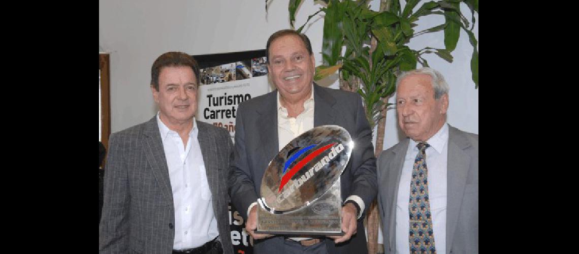 Eduardo GonzÃ�lez Rouco en el GP 50 aÃ±os de Carburando con Oscar AventÃ­n (ACTC) y el el hombre del aviÃ³n Gagliardi Prensa ACTC 