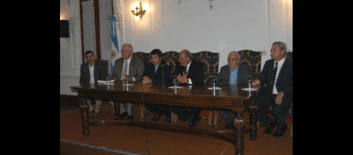 El Intendente junto a Mansur y Biordo y los responsables de las empresas constructoras 