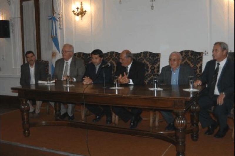 El Intendente junto a Mansur y Biordo y los responsables de las empresas constructoras 