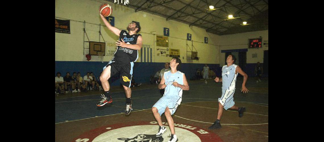 Racing le ganÃ³ el viernes a Ferro Carril Sud como visitante Claudio MartÃ­nez 