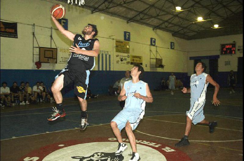 Racing le ganÃ³ el viernes a Ferro Carril Sud como visitante Claudio MartÃ­nez 