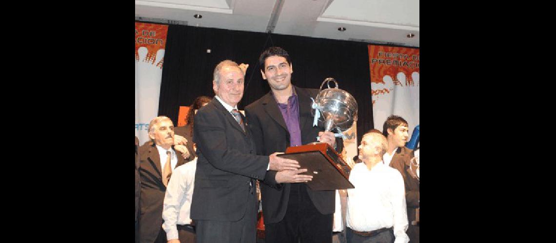 Eduardo Bazzi (presidente de la AdC) y Leonardo GutiÃ©rrez actual jugador de PeÃ±arol de Mar del Plata Archivo 