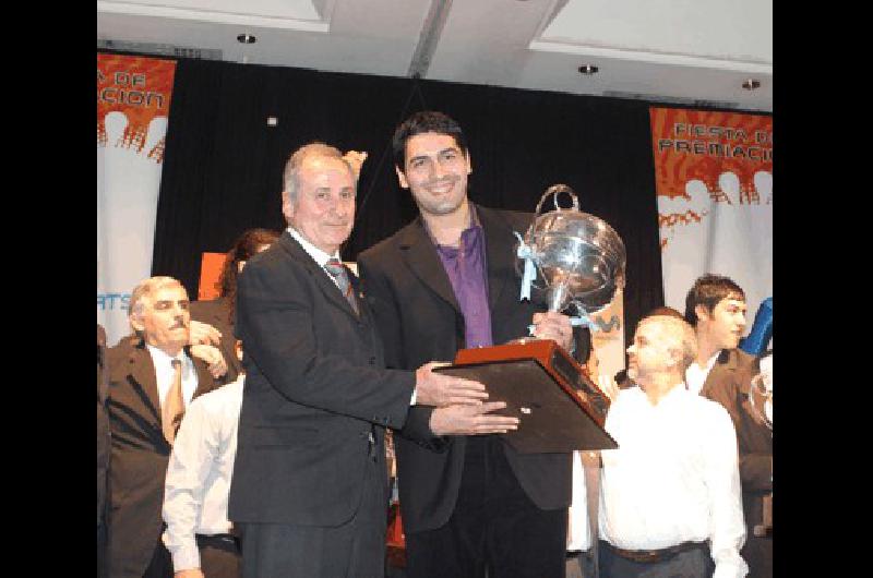 Eduardo Bazzi (presidente de la AdC) y Leonardo GutiÃ©rrez actual jugador de PeÃ±arol de Mar del Plata Archivo 