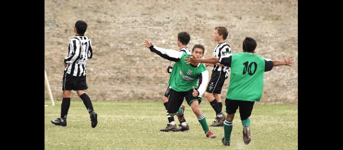 Los chicos de AtlÃ©tico Hinojo festejan El conjunto albiverde visitÃ³ a Estudiantes Claudio MartÃ­nez 