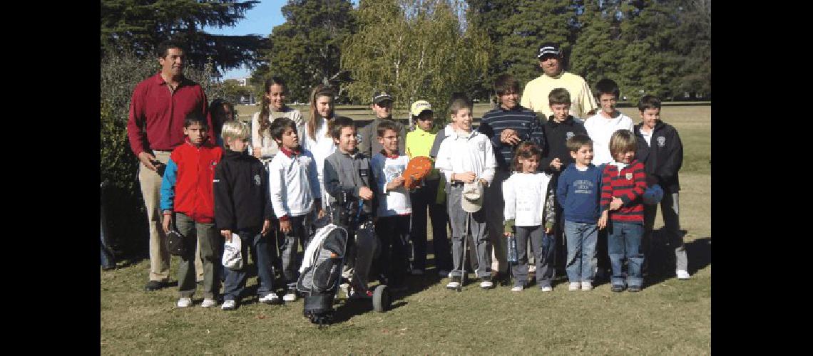 Los pequeÃ±os golfistas albinegros junto con sus profesores Prensa 