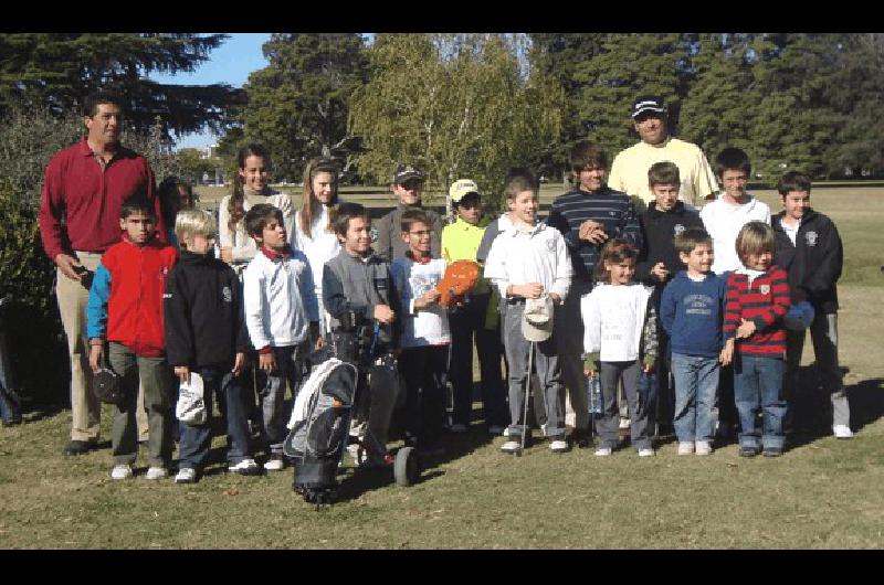 Los pequeÃ±os golfistas albinegros junto con sus profesores Prensa 