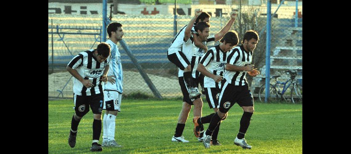 Todos abrazan a Mauricio Peralta que volviÃ³ a jugar y marcÃ³ el tercer gol Lucas Pagano 