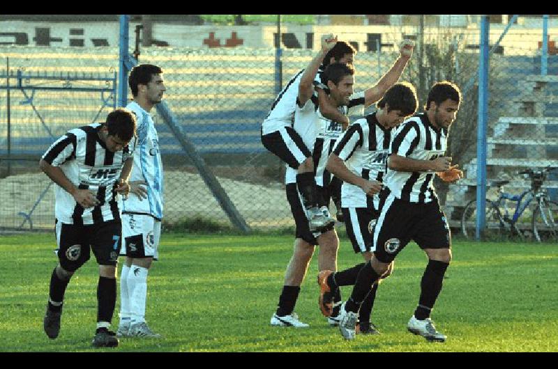 Todos abrazan a Mauricio Peralta que volviÃ³ a jugar y marcÃ³ el tercer gol Lucas Pagano 