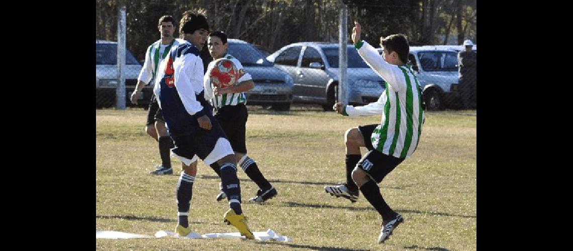 Juan Cruz Palacios marcÃ³ tres goles en la victoria de El FortÃ­n ante Hinojo Lucas Pagano 