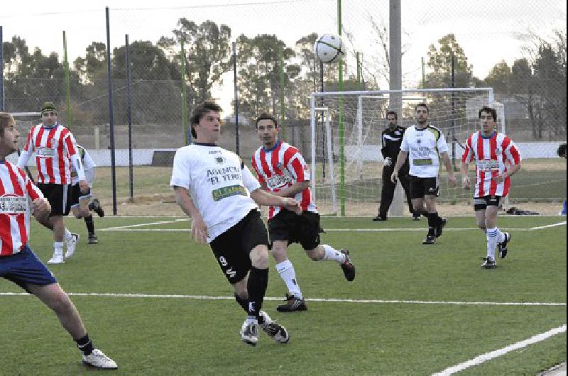 Hoy se disputarÃn tres encuentros en las canchas sintÃ©ticas del CEO Archivo 