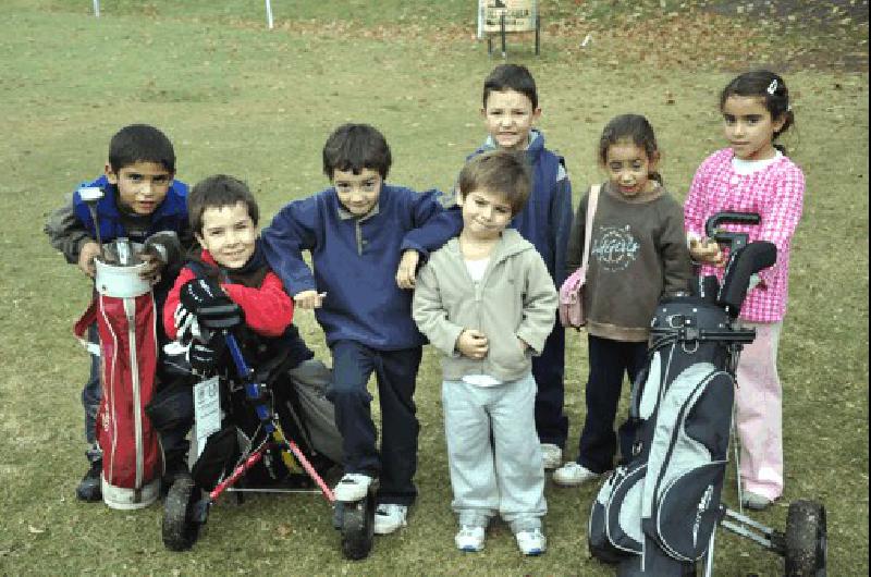 Los chicos participan activamente de la escuela de golf albinegra Archivo 