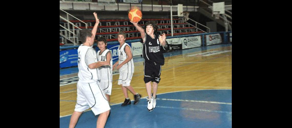 Estudiantes y Deportivo Sarmiento ambos con camisetas albinegras jugaron en el Gran Gimnasio Marcelo Kehler 