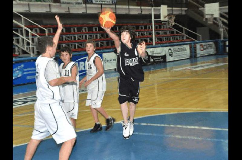 Estudiantes y Deportivo Sarmiento ambos con camisetas albinegras jugaron en el Gran Gimnasio Marcelo Kehler 