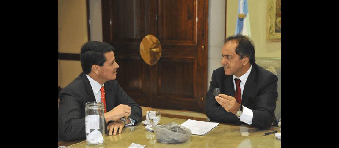 El gobernador Daniel Scioli ayer durante el anuncio con muestras de carbÃ³n Prensa 