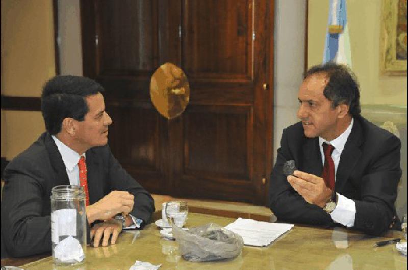 El gobernador Daniel Scioli ayer durante el anuncio con muestras de carbÃ³n Prensa 