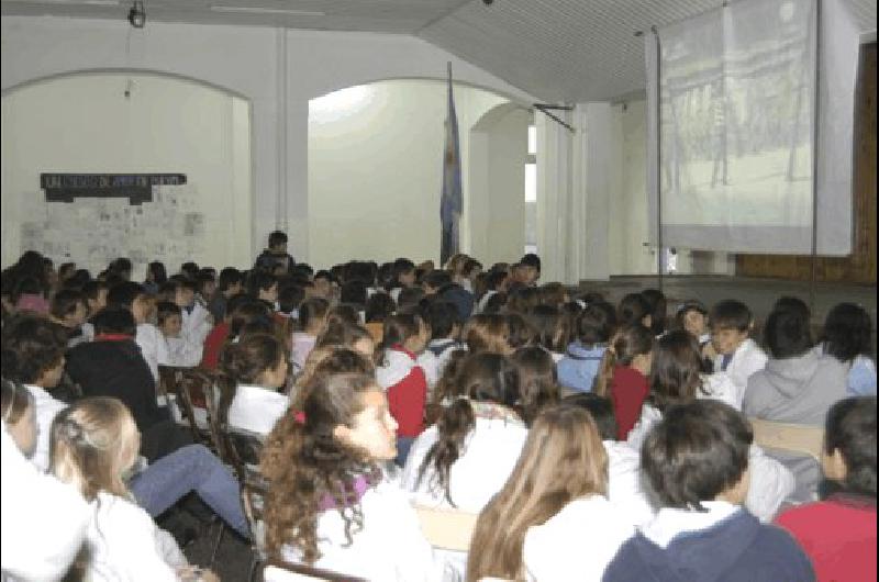 Los chicos de las escuelas y hasta en el Municipio vieron el comienzo del Mundial de fÃºtbol en pantalla gigante 