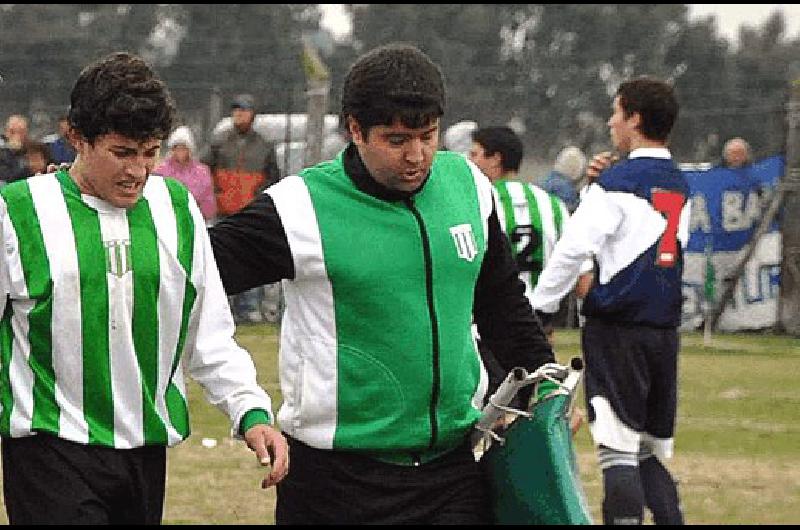 Miguel Diorio (derecha) arquero y dirigente acompaÃ±a a un jugador lesionado Lucas Pagano 