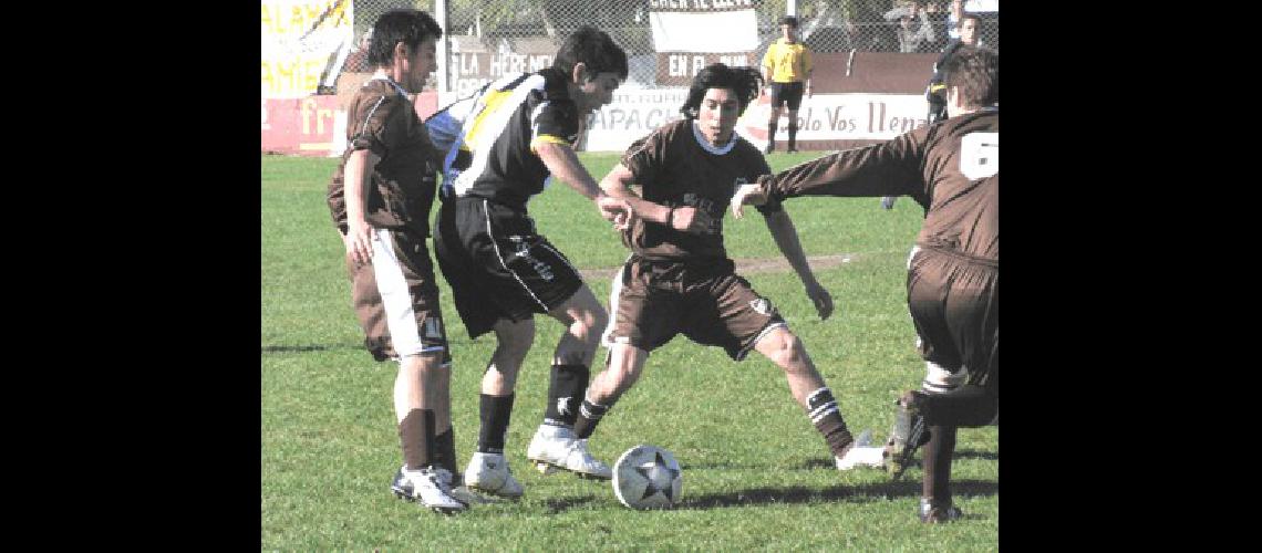 Daniel GonzÃlez maniobra entre camisetas de Platense 