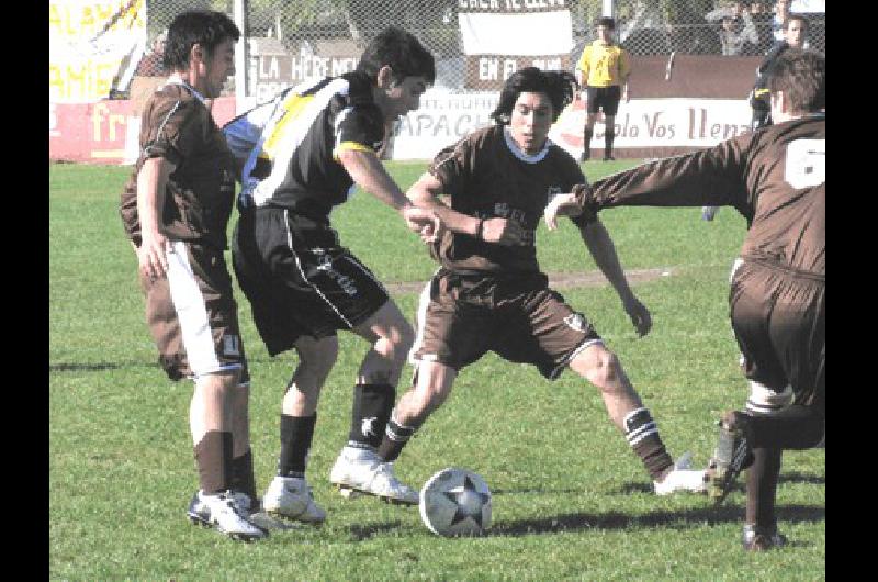 Daniel GonzÃlez maniobra entre camisetas de Platense 