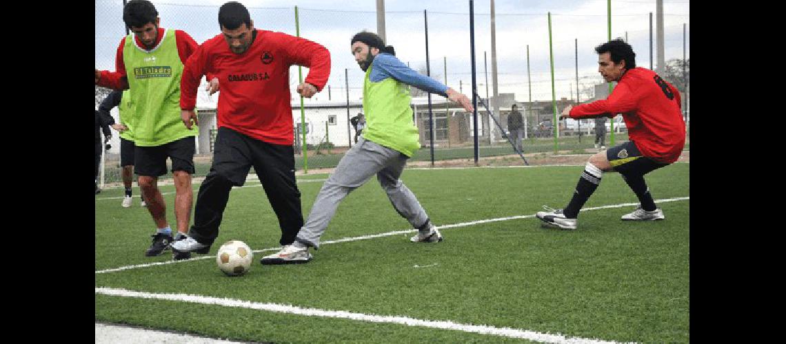 Hoy se disputarÃn cuatro encuentros en las canchas sintÃ©ticas de Embajadores Lucas Pagano 