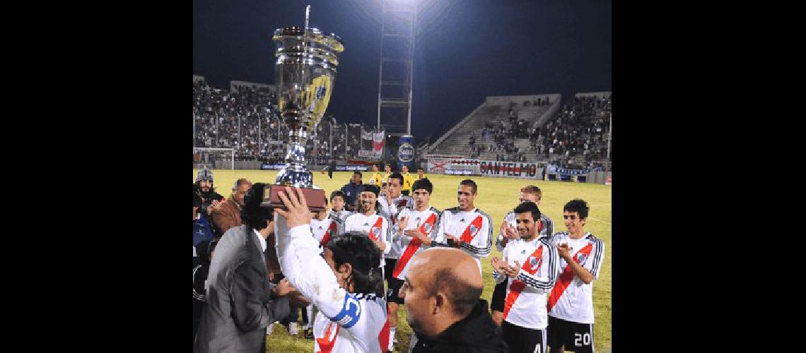 Ortega capitÃn de River levanta el trofeo tras el empate ante Antoniana AFP 