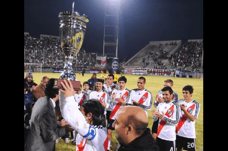 Ortega capitÃn de River levanta el trofeo tras el empate ante Antoniana AFP 