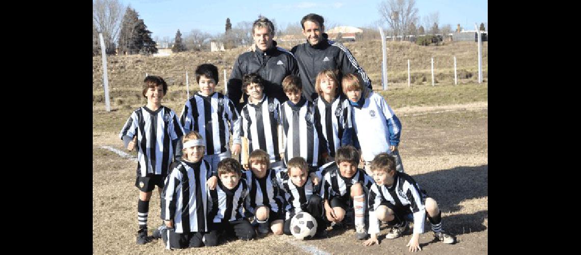 Estudiantes en uno de los equipos que participa en el torneo organizado por El FortÃ­n Carlos RamÃ­rez 