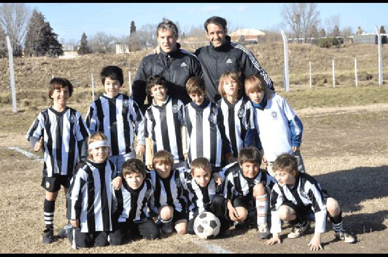 Estudiantes en uno de los equipos que participa en el torneo organizado por El FortÃ­n Carlos RamÃ­rez 