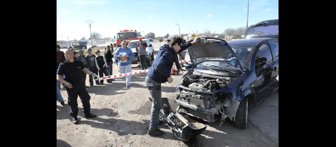 La colisiÃ³n fue muy fuerte y los vehÃ­culos quedaron cruzados sobre la ruta Foto- Marcelo Kehler 