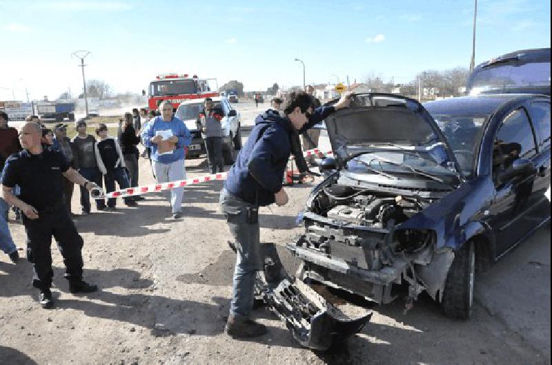 La colisiÃ³n fue muy fuerte y los vehÃ­culos quedaron cruzados sobre la ruta Foto- Marcelo Kehler 