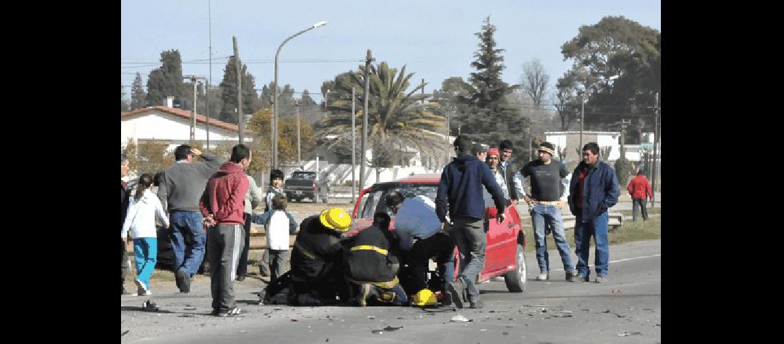 Se produjo un grave accidente entre dos autos en el acceso a Loma Negra