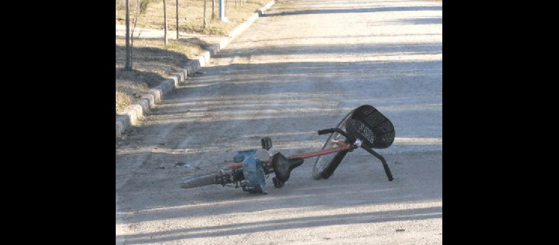 El frente del local muestra los daÃ±os en la zona de vidrios y en la parte inferior 