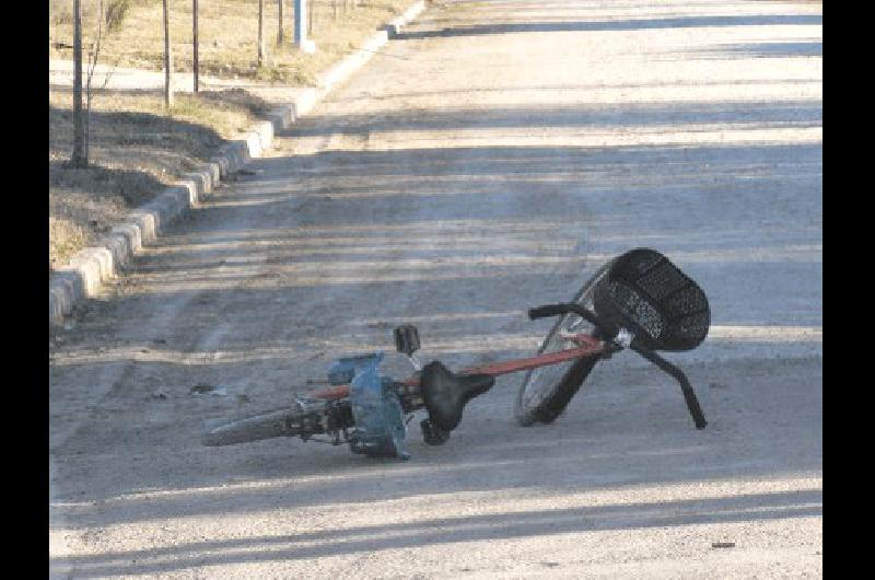 El frente del local muestra los daÃ±os en la zona de vidrios y en la parte inferior 