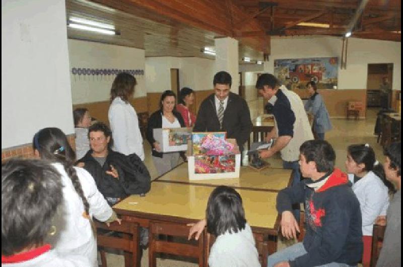 Autoridades de la sucursal Gral La Madrid del Bapro estuvieron en la Escuela Especial donde entregaron juguetes Agencia 