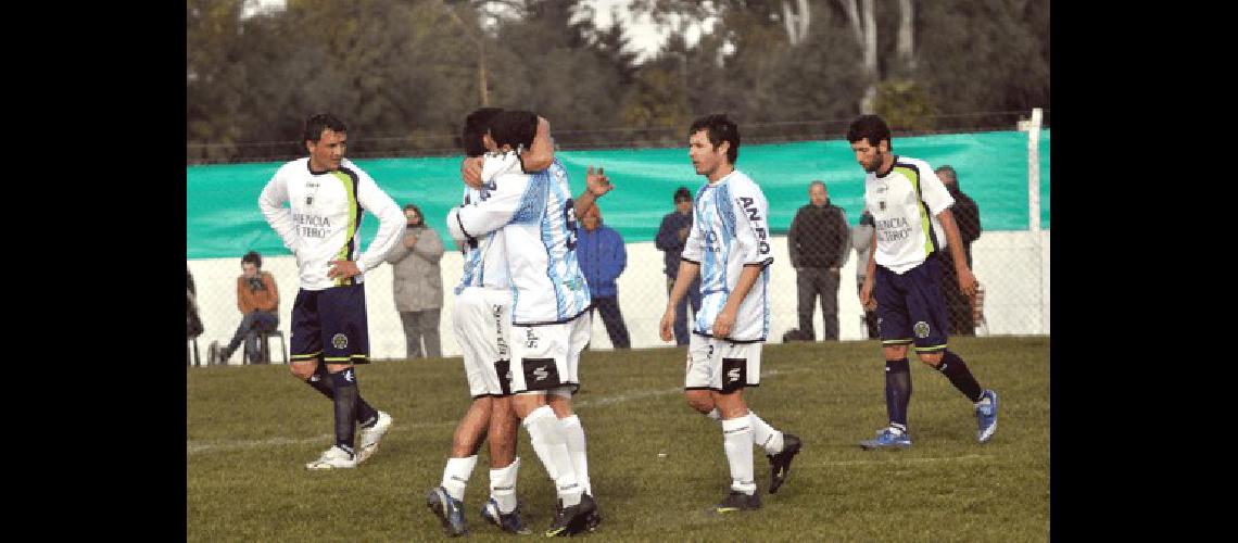 JosÃ© Luis Vivas y Leo Arroyo se abrazan tras el primer gol de Ferro Carlos RamÃ­rez 