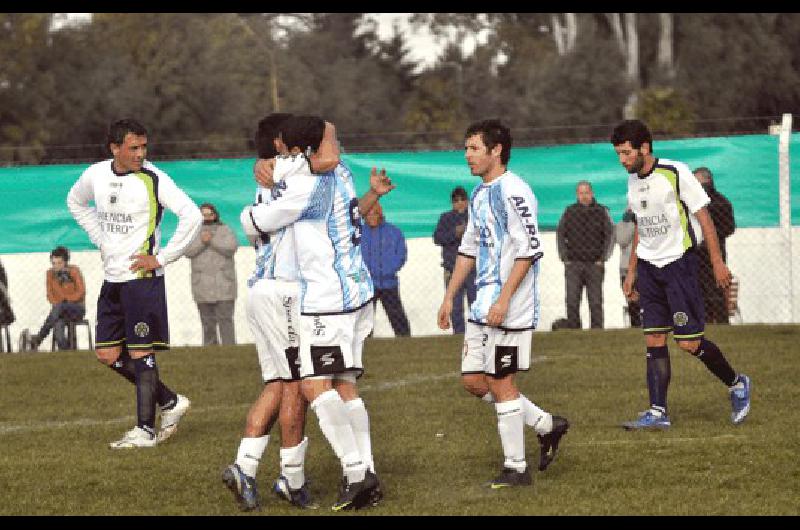 JosÃ© Luis Vivas y Leo Arroyo se abrazan tras el primer gol de Ferro Carlos RamÃ­rez 