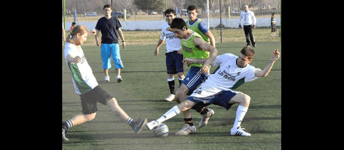 Se jugaron ocho partidos ayer en las canchas de Embajadores y tres futbolistas fueron expulsados del torneo Marcelo Kehler 