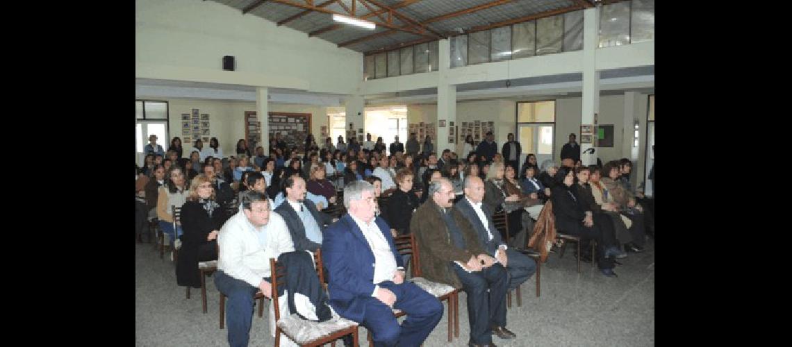 Estuvieron presentes ademÃ�s el intendente Fisher el DP Aldo Mensi y el Dr Ricardo Peters director provincial de la Rama Agropecuaria 