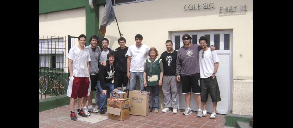 El plantel del Bata entregÃ³ los alimentos recaudados durante el partido ante Ciudad de Bragado Fotos prensa CAE 