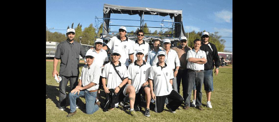 El plantel albinegro ayer en la Expo OlavarrÃ­a Fotos Lucas Pagano 