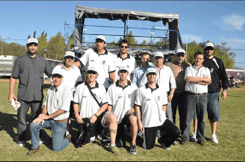 El plantel albinegro ayer en la Expo OlavarrÃ­a Fotos Lucas Pagano 