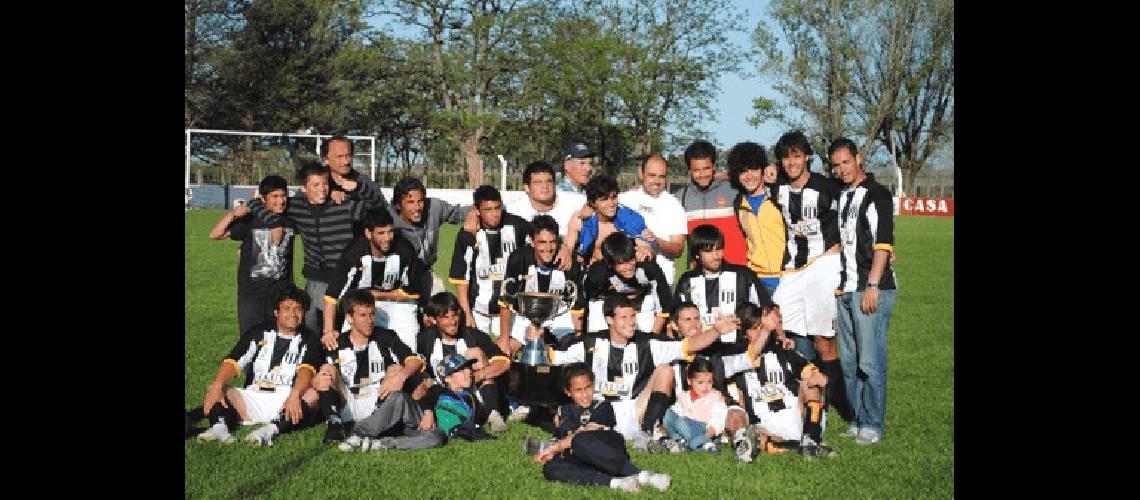 El equipo albinegro festejÃ³ la obtenciÃ³n de la copa al ganar ayer por penales 